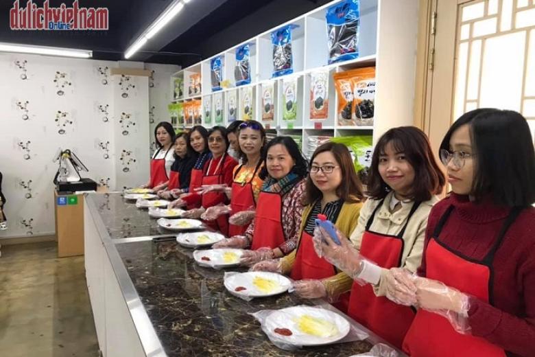 Khách chụp ảnh lưu niệm