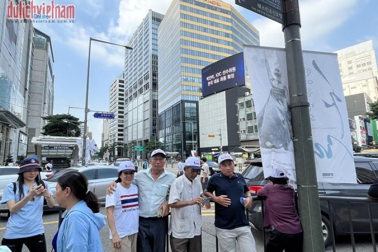 Khách chụp ảnh lưu niệm