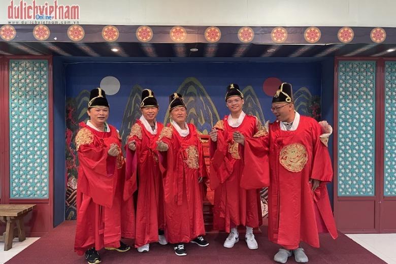 Khách chụp ảnh lưu niệm