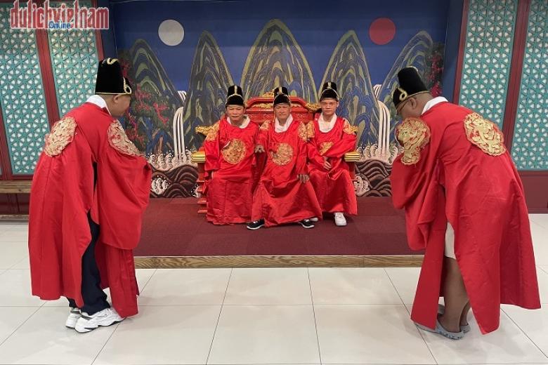 Khách chụp ảnh lưu niệm