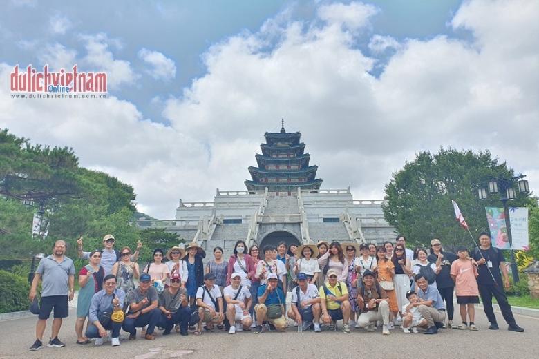 Khách chụp ảnh lưu niệm