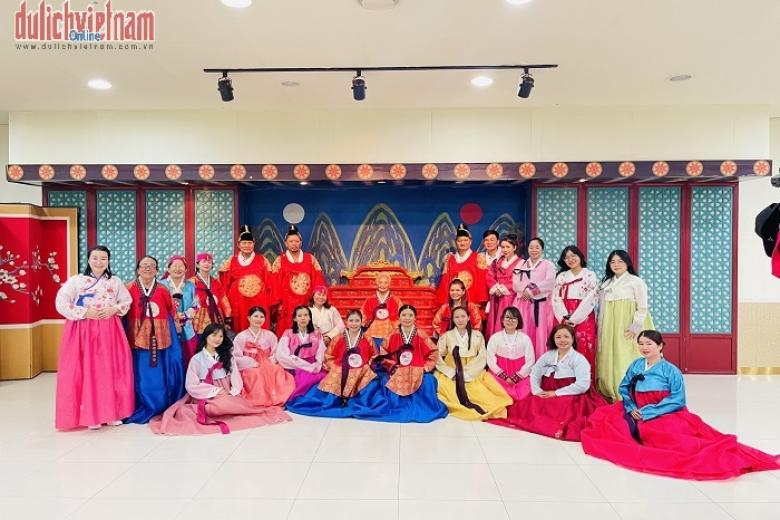 Khách chụp ảnh lưu niệm