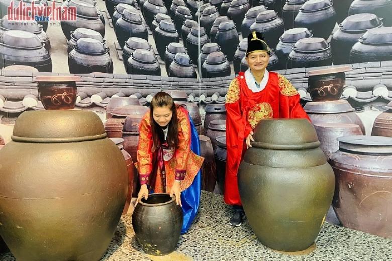 Khách chụp ảnh lưu niệm