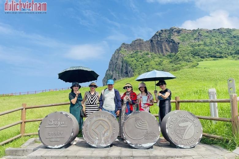 Khách chụp ảnh lưu niệm