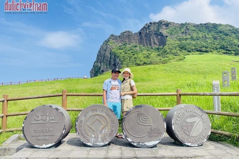 Khách chụp ảnh lưu niệm