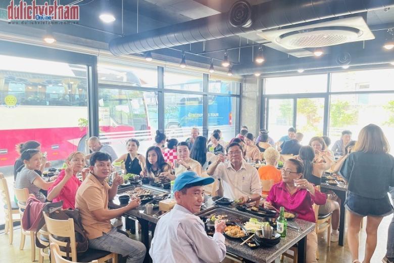 Khách dùng bữa