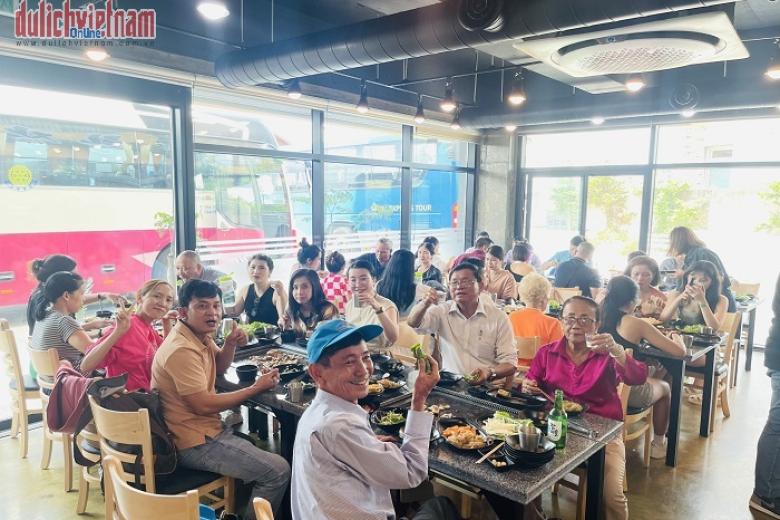 Khách dùng bữa
