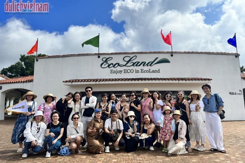 Khách chụp ảnh lưu niệm