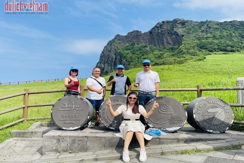 Khách chụp ảnh lưu niệm