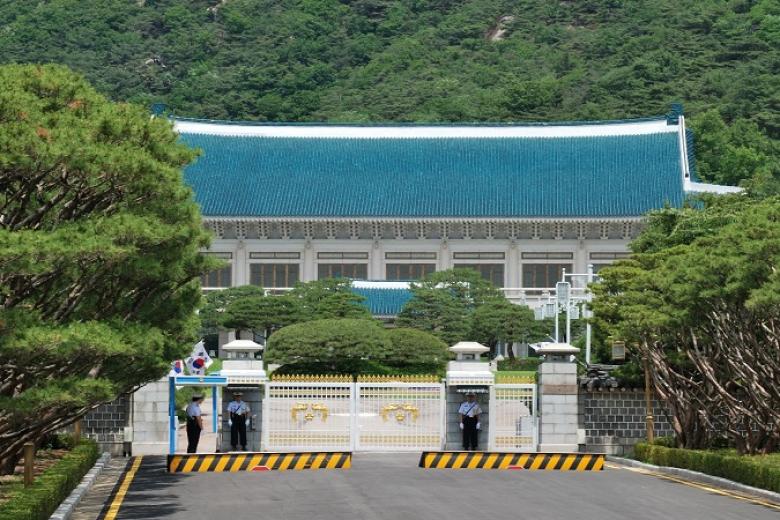 Tham quan khuân viên Nhà Xanh