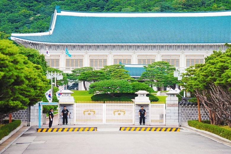 Tham quan khuân viên Nhà Xanh