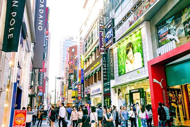 Tự do tham quan mua sắm tại chợ Myeongdong