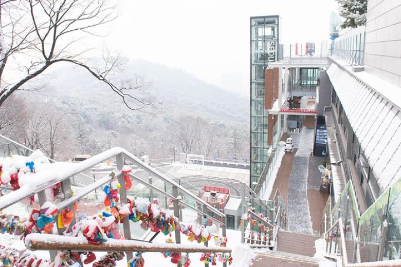 Tháp Nam San (N Seoul Tower)