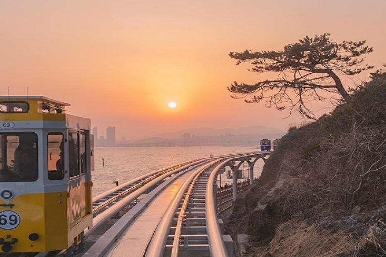 Trải nghiệm đi tàu điện ven biển Haeundae