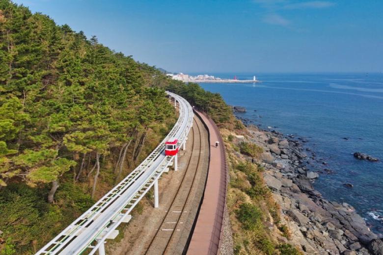 Trải nghiệm đi tàu điện ven biển Haeundae