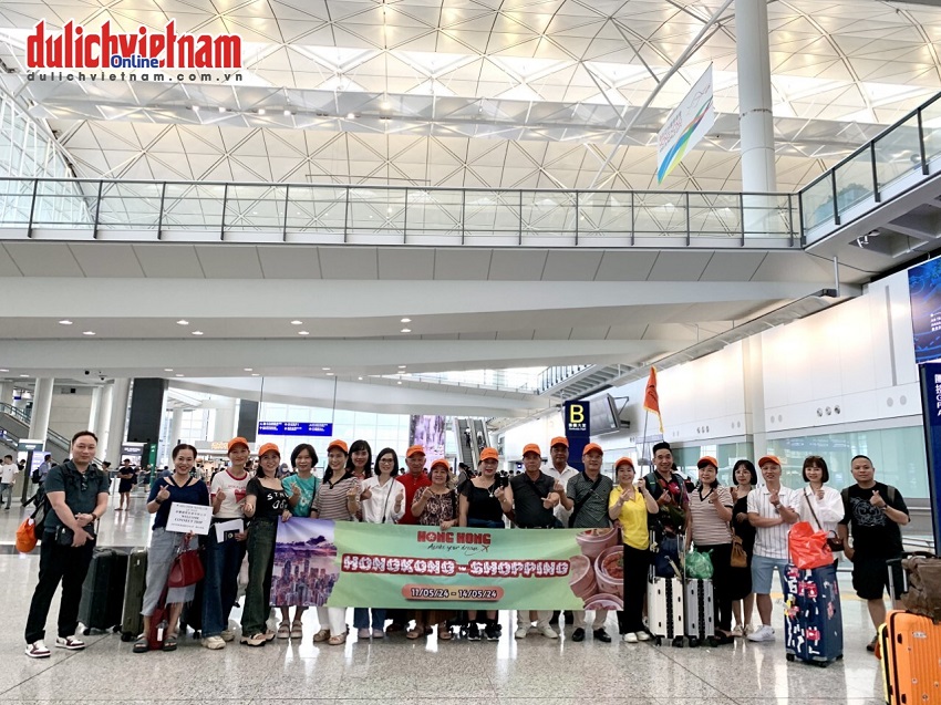 Đoàn khách đi tour du lịch Hồng Kông