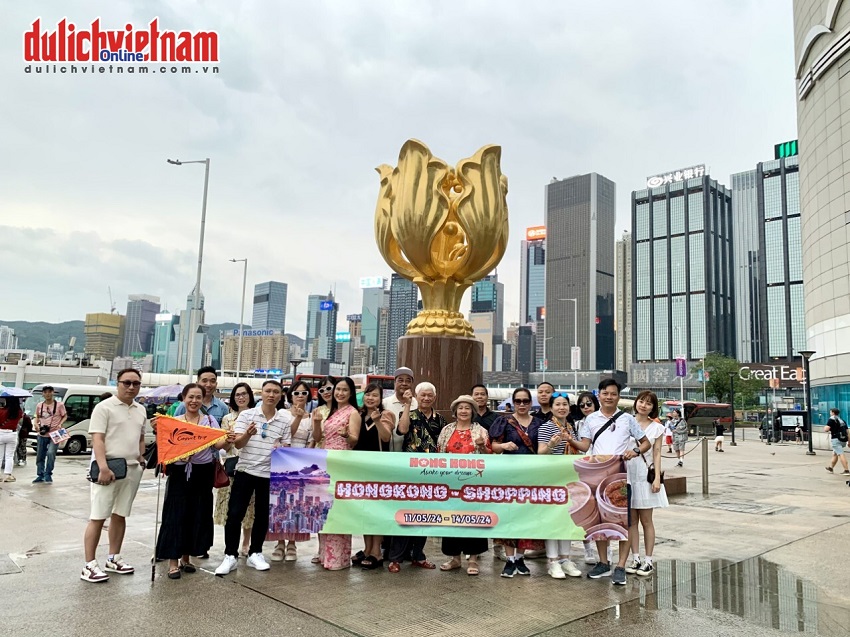 Đoàn khách tham quan khám phá các điểm đến trong tour
