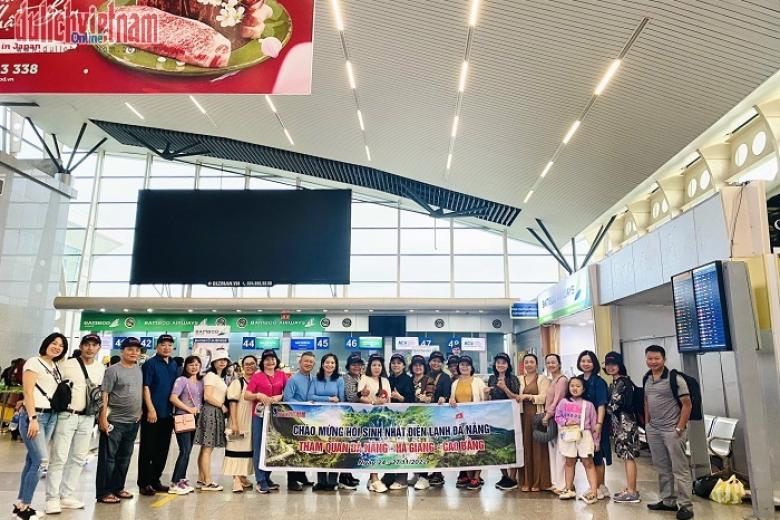 Khách chụp ảnh lưu niệm