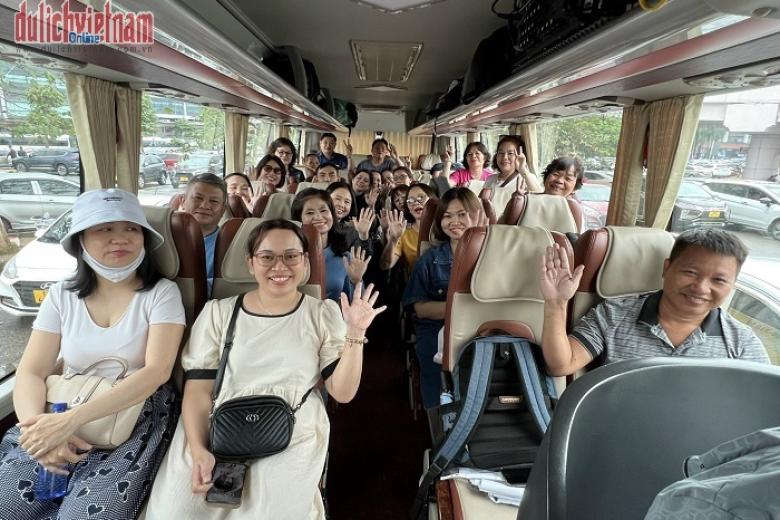 Khách chụp ảnh lưu niệm