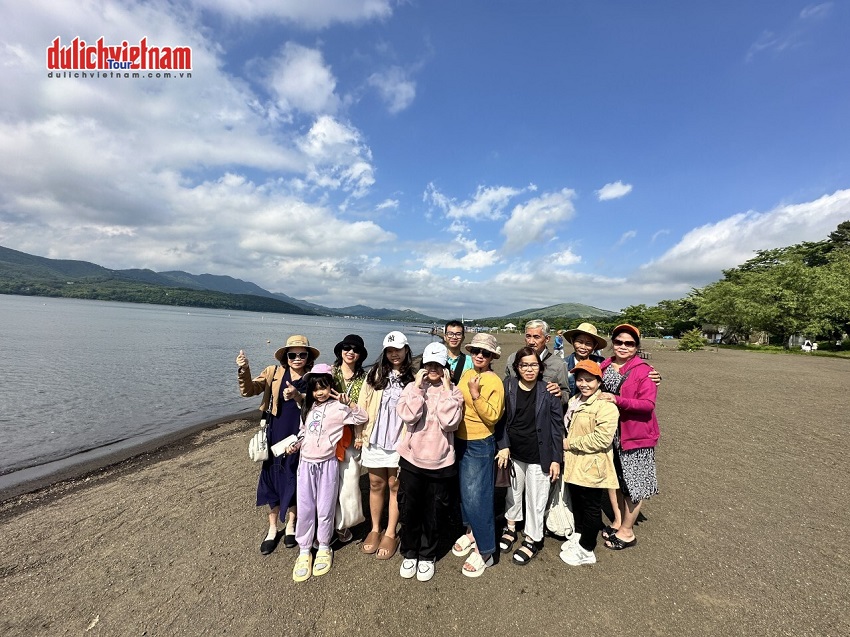 Đoàn khách Nhật Bản tham quan tour du lịch
