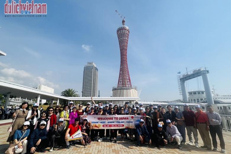 Khách chụp ảnh lưu niệm