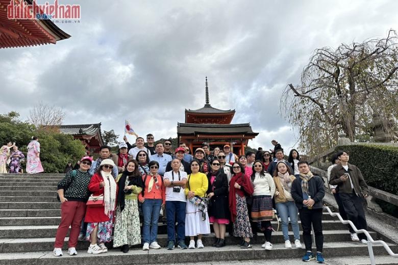 Khách chụp ảnh lưu niệm