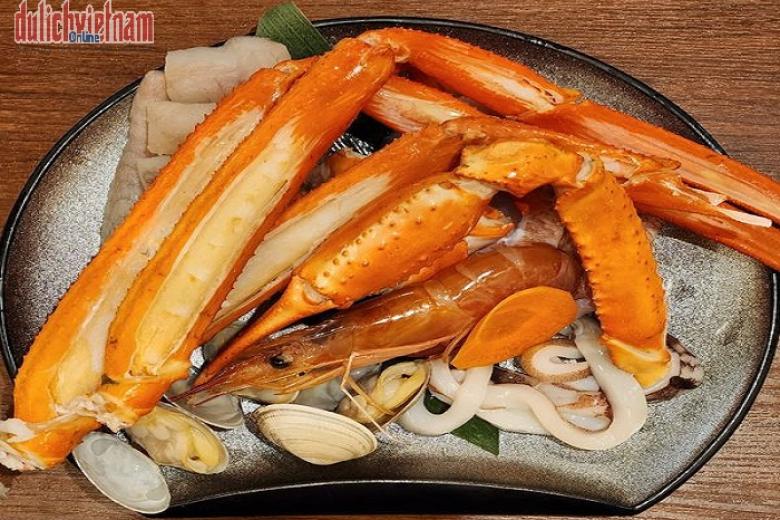 Khách dùng bữa