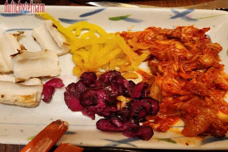 Khách dùng bữa