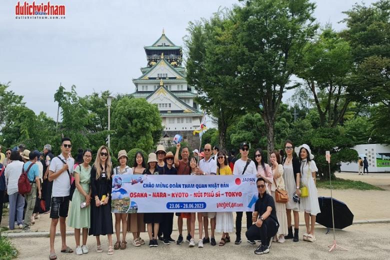 Khách chụp ảnh lưu niệm