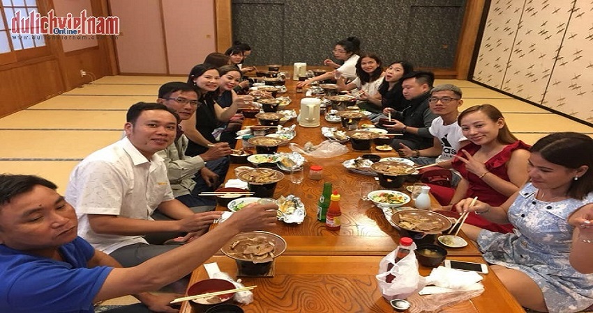 Khách dùng bữa