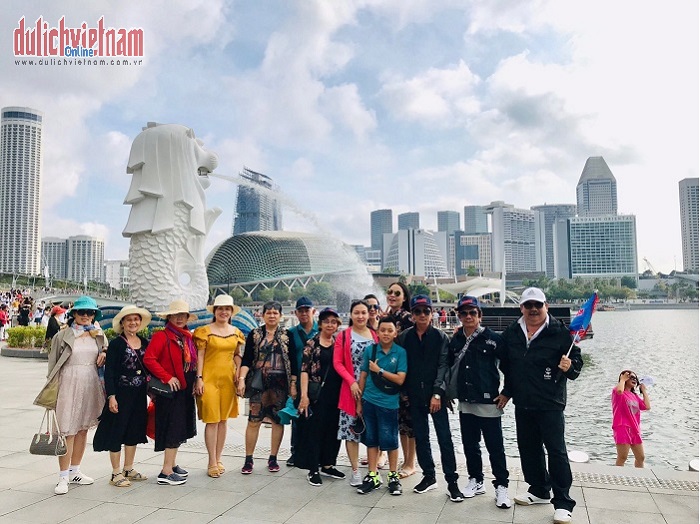 Khách chụp ảnh lưu niệm ở Công Viên Sư Tử Biển