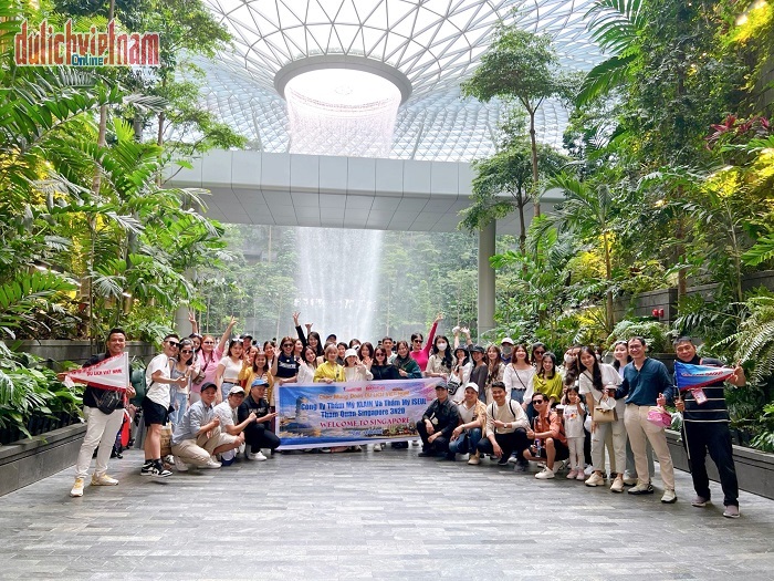 Khách chụp hình lưu niệm ở Jewel Changi