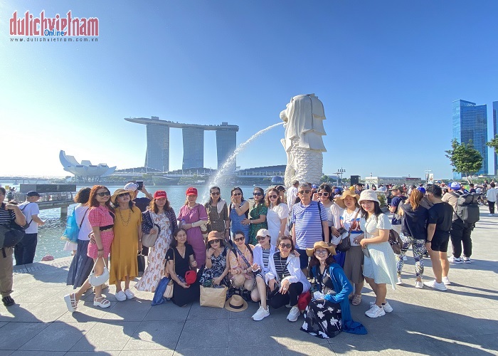 Khách chụp ảnh lưu niệm ở công viên sư tử biển