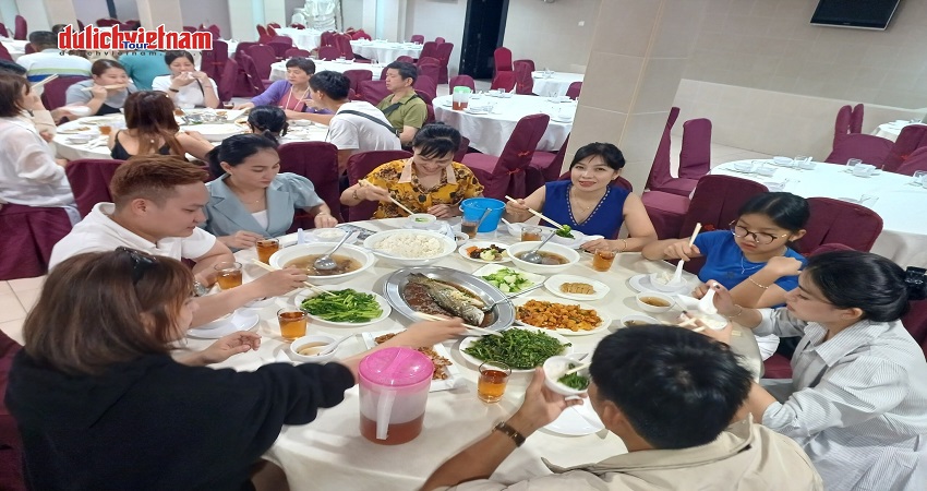 Khách dùng bữa