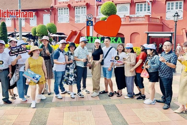 Khách chụp ảnh lưu niệm