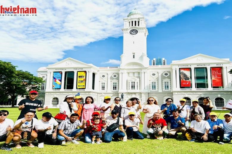 Khách chụp ảnh lưu niệm