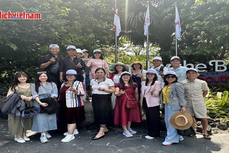 Khách chụp ảnh lưu niệm