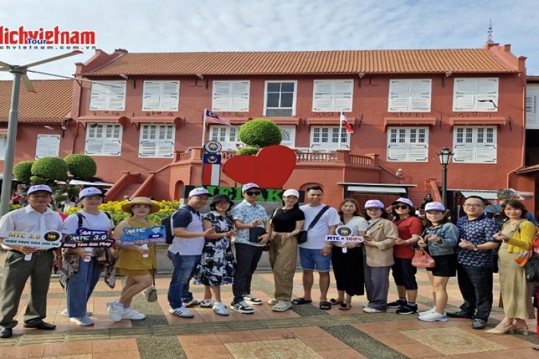 Khách chụp ảnh lưu niệm