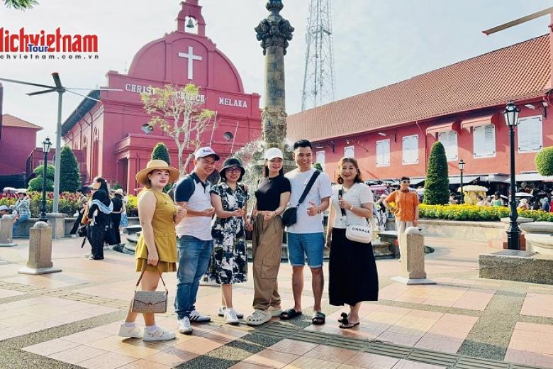 Khách chụp ảnh lưu niệm