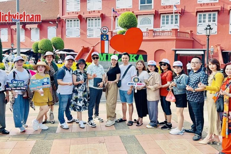 Khách chụp ảnh lưu niệm