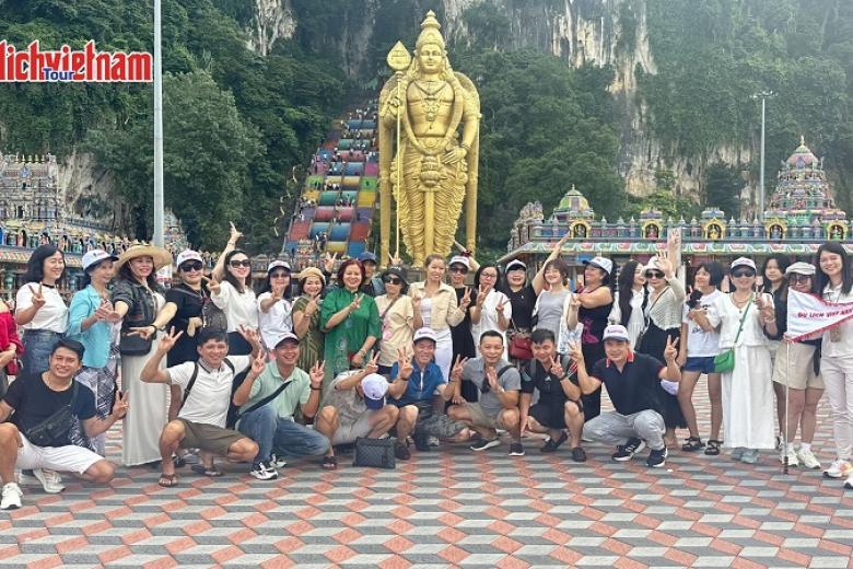 Khách chụp ảnh lưu niệm