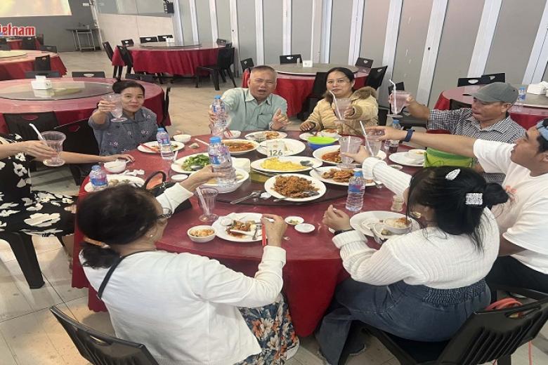 Khách dùng bữa
