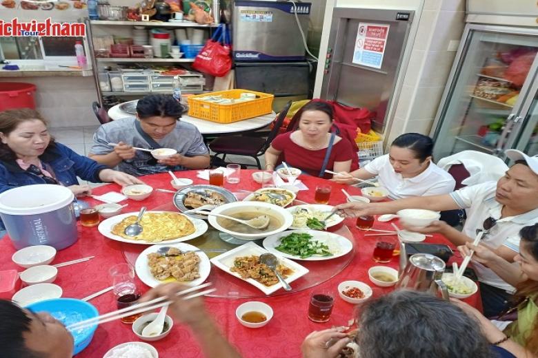 Khách dùng bữa