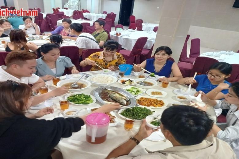 Khách dùng bữa