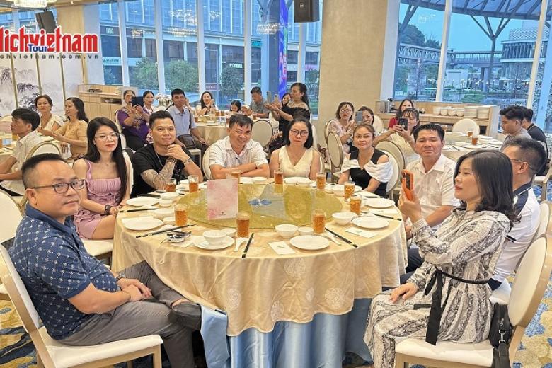 Khách dùng bữa