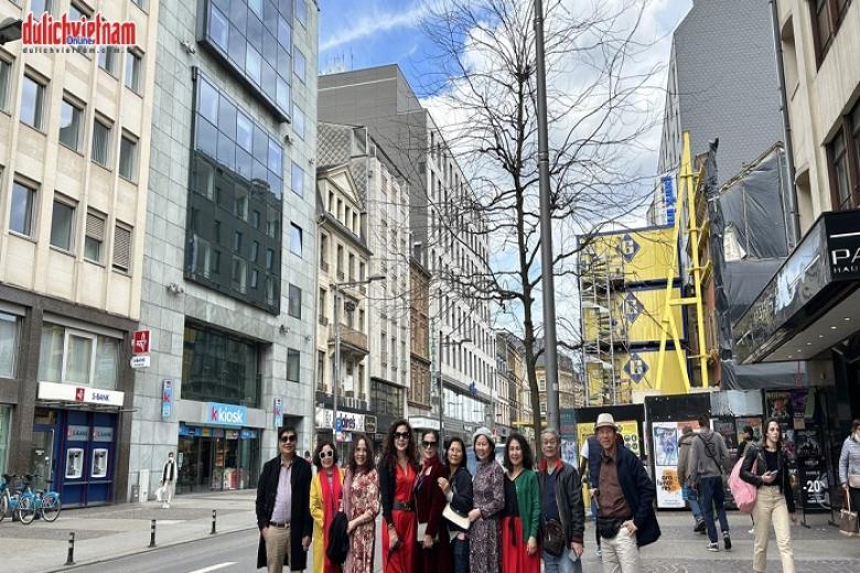 Khách chụp ảnh lưu niệm