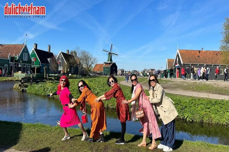 Khách chụp ảnh lưu niệm