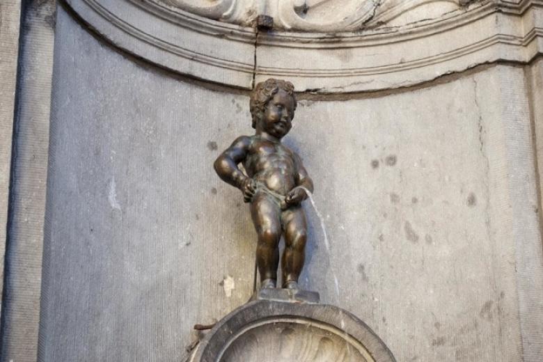 Bức tượng “Cậu bé đứng tè” Manneken Pis