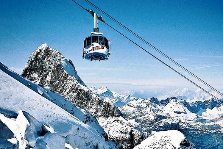 Di chuyển bằng cáp treo lên núi tuyết Titlis