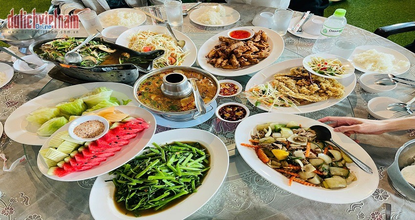 Khách dùng bữa